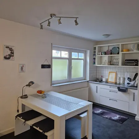 Lejlighed Souterrain-wohnung Mit Kostenlosem Stellplatz