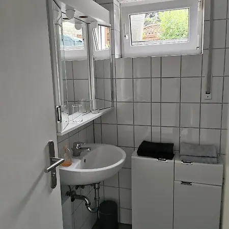 Souterrain-wohnung Mit Kostenlosem Stellplatz Lägenhet