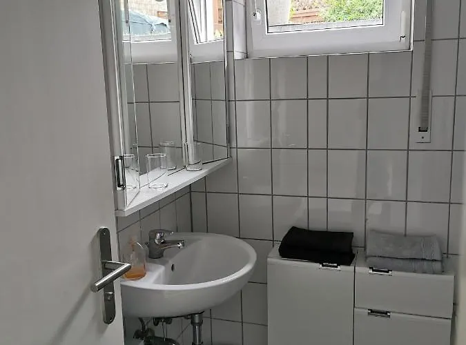Souterrain-wohnung Mit Kostenlosem Stellplatz Apartamento