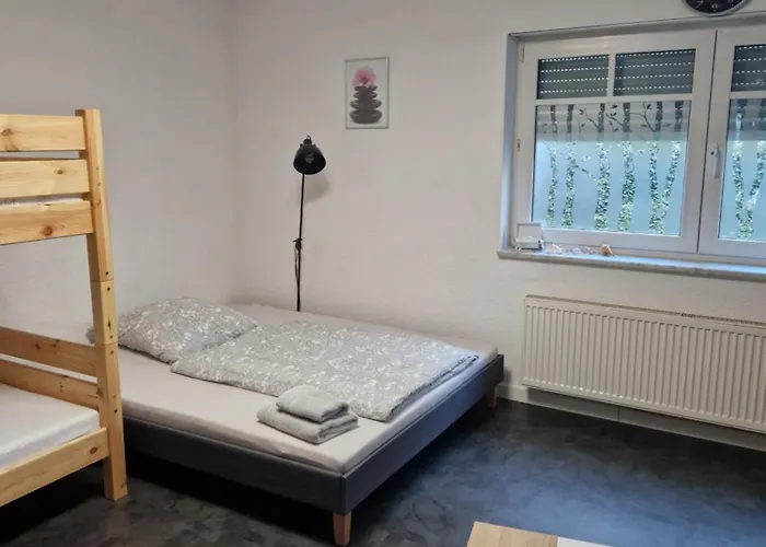 Souterrain-wohnung Mit Kostenlosem Stellplatz * Lipsia